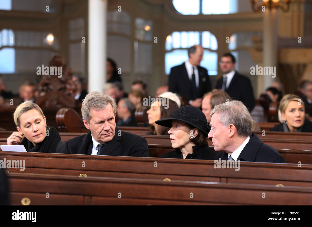 Amburgo, Germania. 23 Nov, 2015. Ex Presidente tedesco Christian Wulff (2.f.l.) e sua moglie Bettina (l), Horst Koehler e sua moglie Eva Luise Koehler frequentando presso i funerali di stato dell'ex cancelliere tedesco Helmut Schmidt nella chiesa di St. Michael a Amburgo, Germania, 23 novembre 2015. L'ex Cancelliere è morto a 96 ad Amburgo. Credito: dpa picture alliance/Alamy Live News Foto Stock