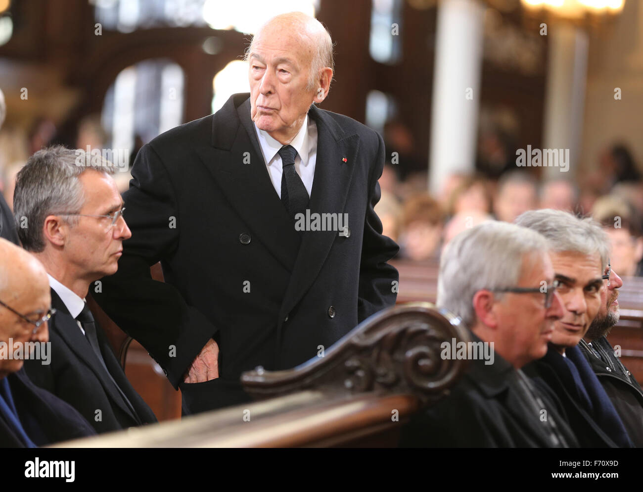 Amburgo, Germania. 23 Nov, 2015. Ex presidente francese Valéry Giscard (m) partecipare al funerale di stato per l'ex cancelliere tedesco Helmut Schmidt nella chiesa di St. Michael a Amburgo, Germania, 23 novembre 2015. L'ex Cancelliere è morto a 96 ad Amburgo. Credito: dpa picture alliance/Alamy Live News Foto Stock