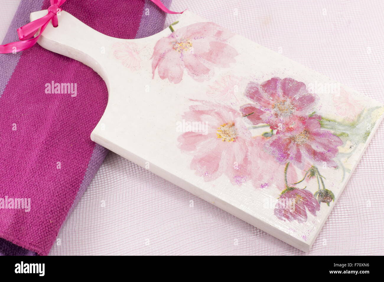 Decoupage vassoio decorato con motivo floreale contro soft sfondo rosa Foto  stock - Alamy
