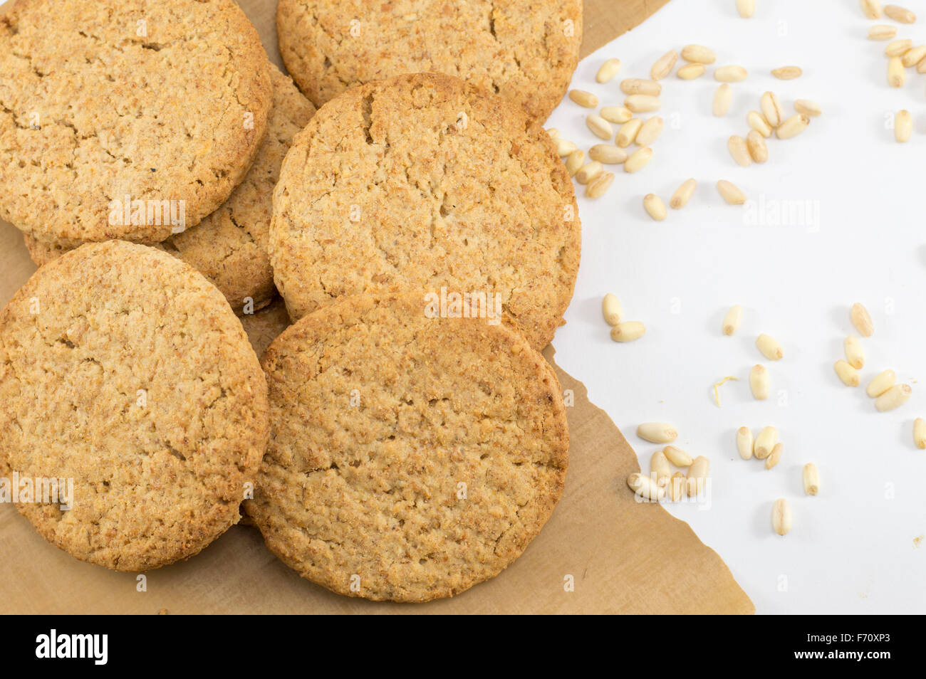 I cookie di integrale e disseminati in pianta di grano grani su un tavolo Foto Stock