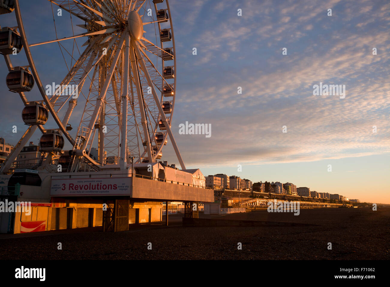 Brighton ruota panoramica Ferris e Kemptown lungomare illuminato dal sole che sorge Foto Stock