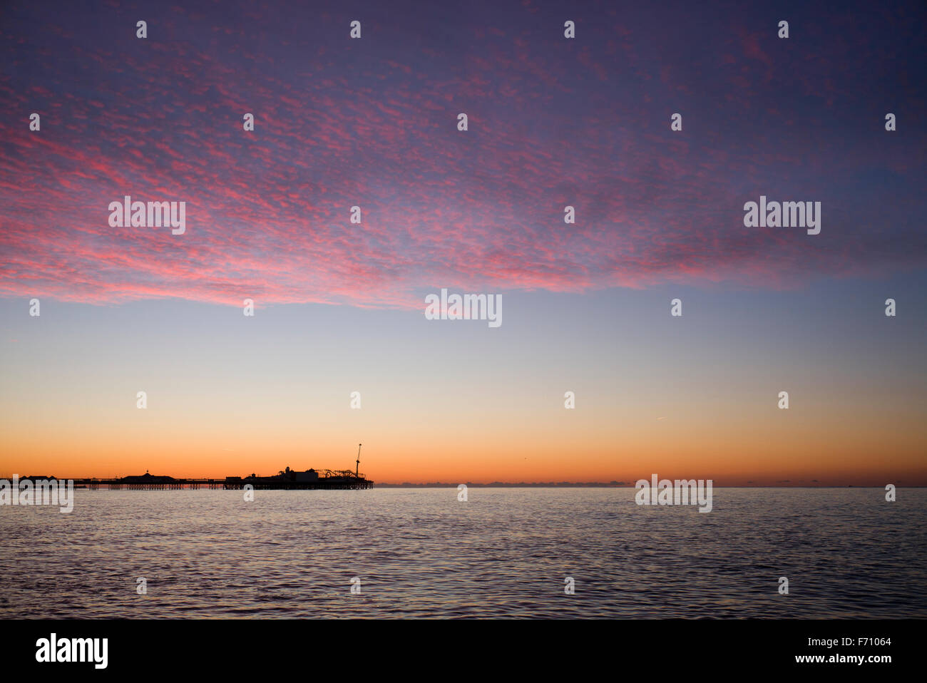 Sunrise e drammatico nuvola rossa oltre il Palace Pier, Brighton Foto Stock