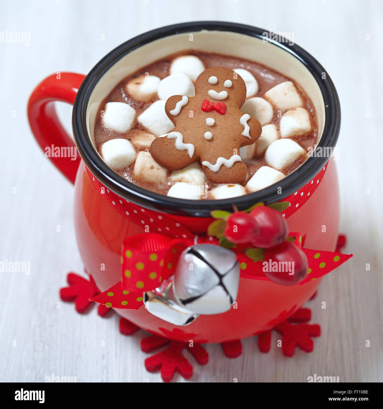 Red tazze con cioccolata calda, marshmallows e gingerbread man Foto stock -  Alamy