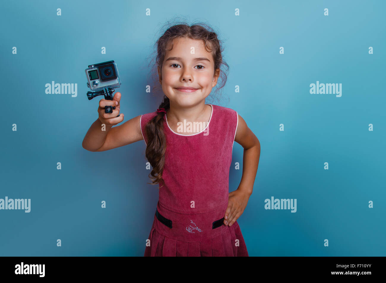 Bambine tenendo la fotocamera in mano shooter esclamazioni grigio bac Foto Stock