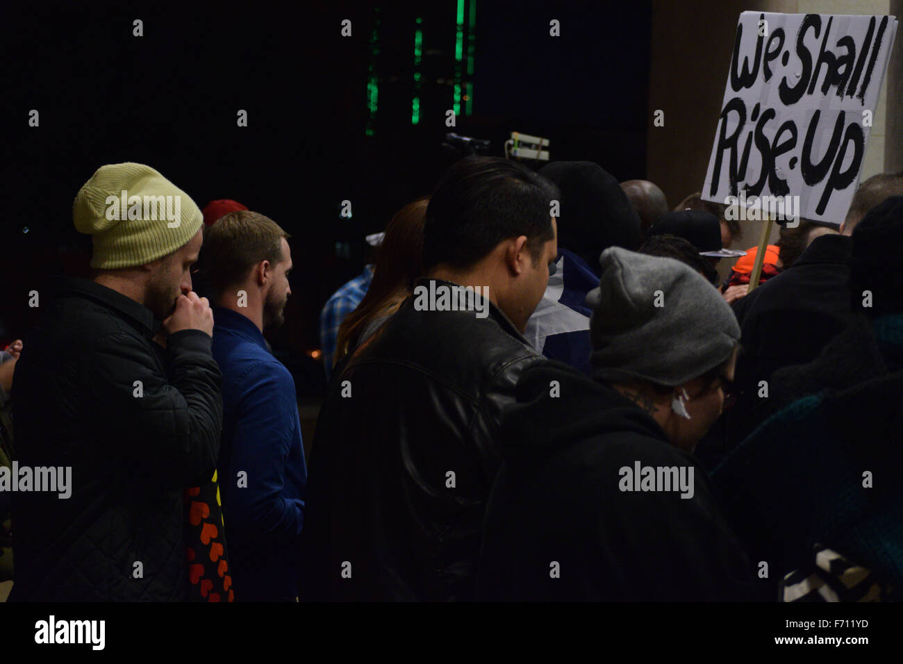Dallas, Texas, Stati Uniti d'America. 22 Novembre, 2015. Un uomo con le sue mani nella preghiera a una protesta al di fuori di Dallas questura domenica notte. Credito: Brian T. Humek/Alamy Live News Foto Stock