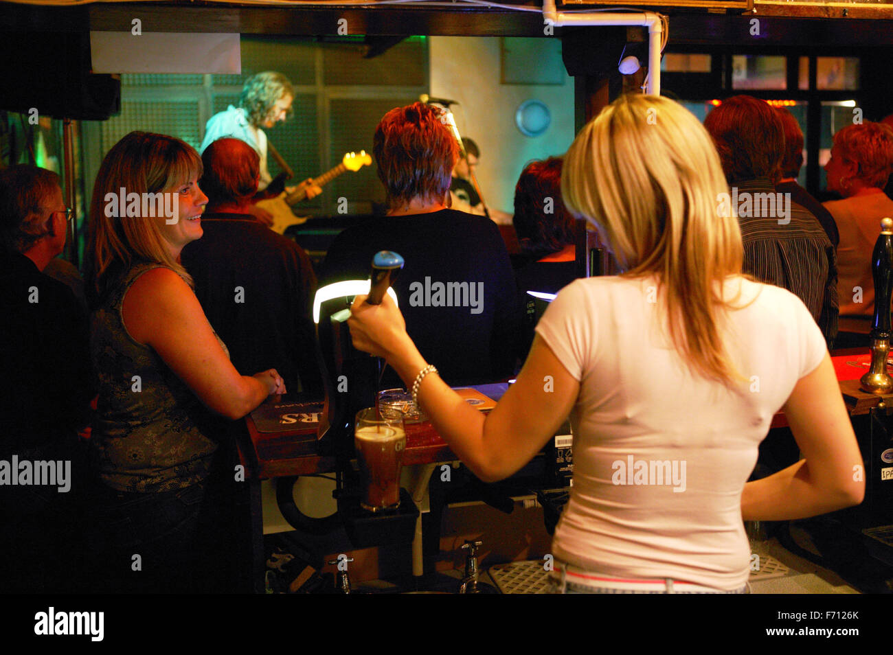 Donna che lavorano dietro un bar in un pub, Foto Stock