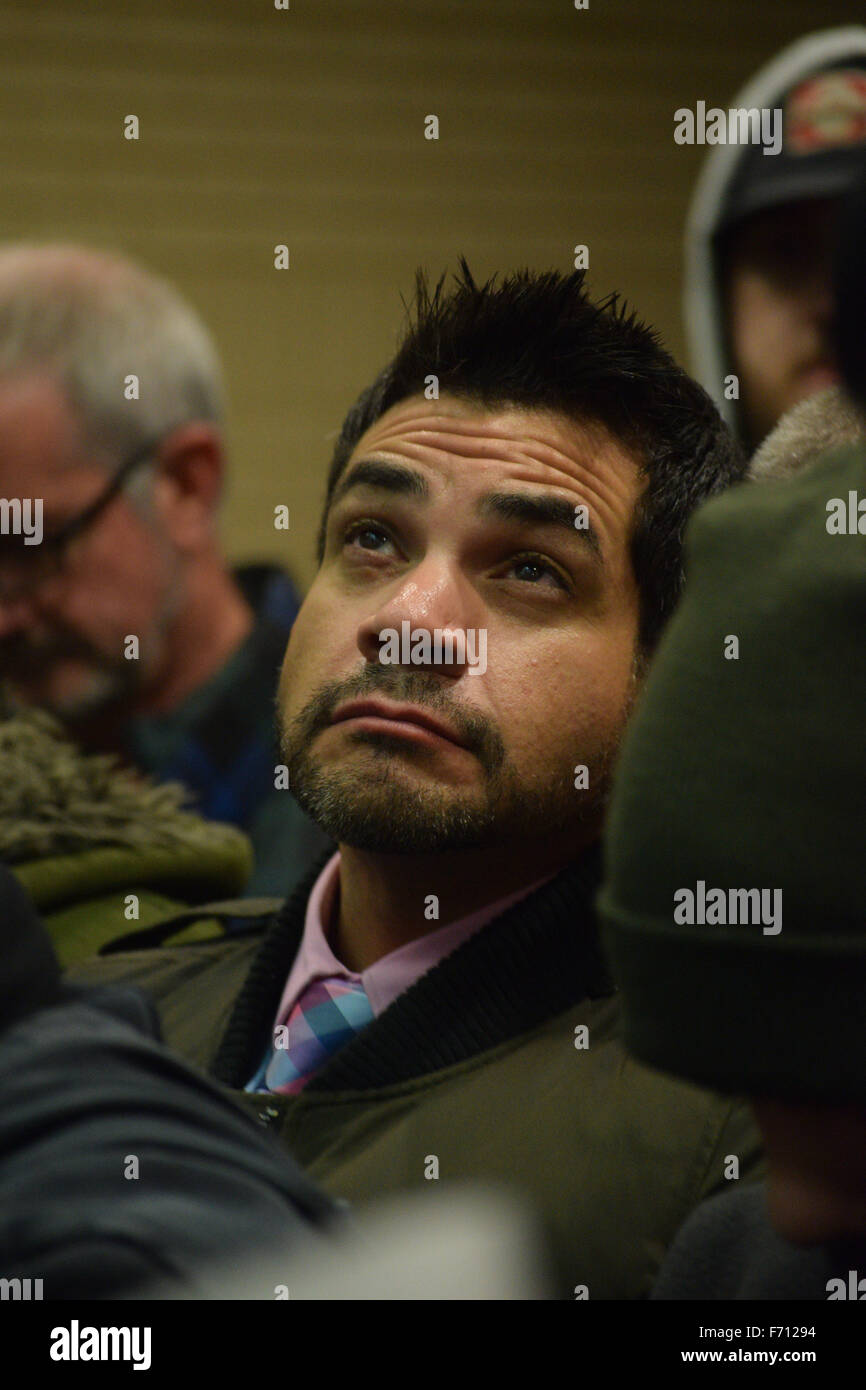 Protester fuori sede della polizia guardando verso il cielo durante una preghiera conclusiva in un rally per di più la protezione della polizia. Credito: Brian T. Humek/Alamy Live News Foto Stock