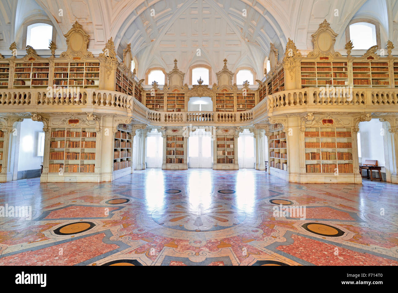 Portogallo: biblioteca storica del Palazzo Nazionale a Mafra Foto Stock