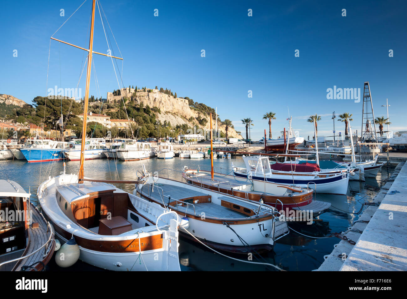 La barca a vela e barche da pesca nel porto di Cassis Cote d Azur Francia Foto Stock