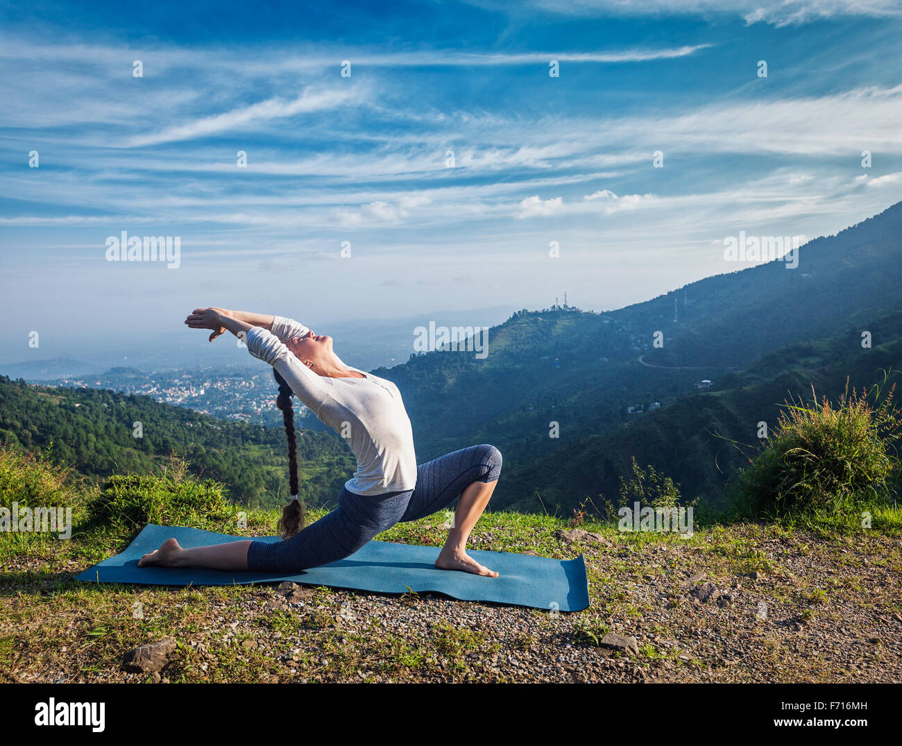 La donna le pratiche yoga asana Anjaneyasana all'aperto Foto Stock