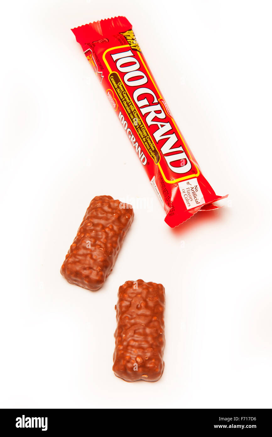 American candy un 100 Grand Bar, una barra di cioccolato realizzati da Nestlé. Isolato su un bianco di sfondo per studio. Foto Stock