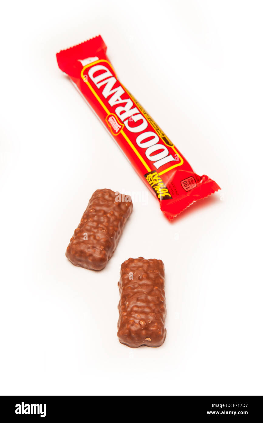 American candy un 100 Grand Bar, una barra di cioccolato realizzati da Nestlé. Isolato su un bianco di sfondo per studio. Foto Stock