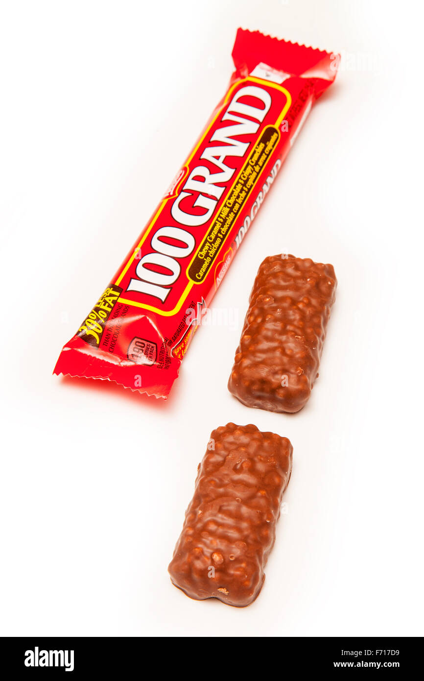 American candy un 100 Grand Bar, una barra di cioccolato realizzati da Nestlé. Isolato su un bianco di sfondo per studio. Foto Stock