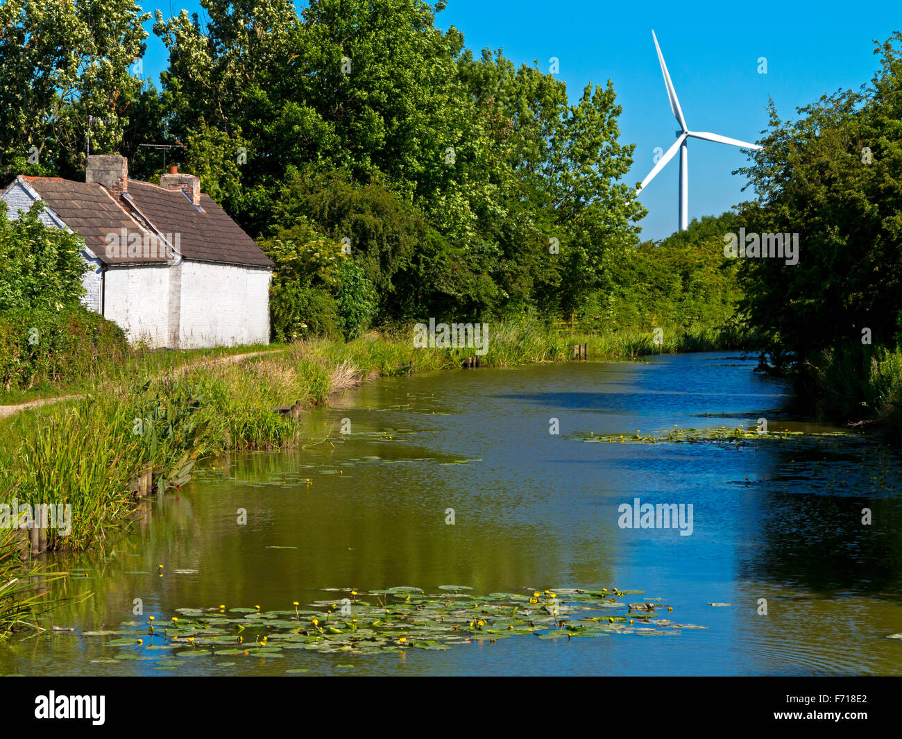 Turbina eolica e alzaia sul Nottingham Canal a Awsworth NOTTINGHAMSHIRE REGNO UNITO Inghilterra costruito 1796 e ora utilizzati per la pesca Foto Stock