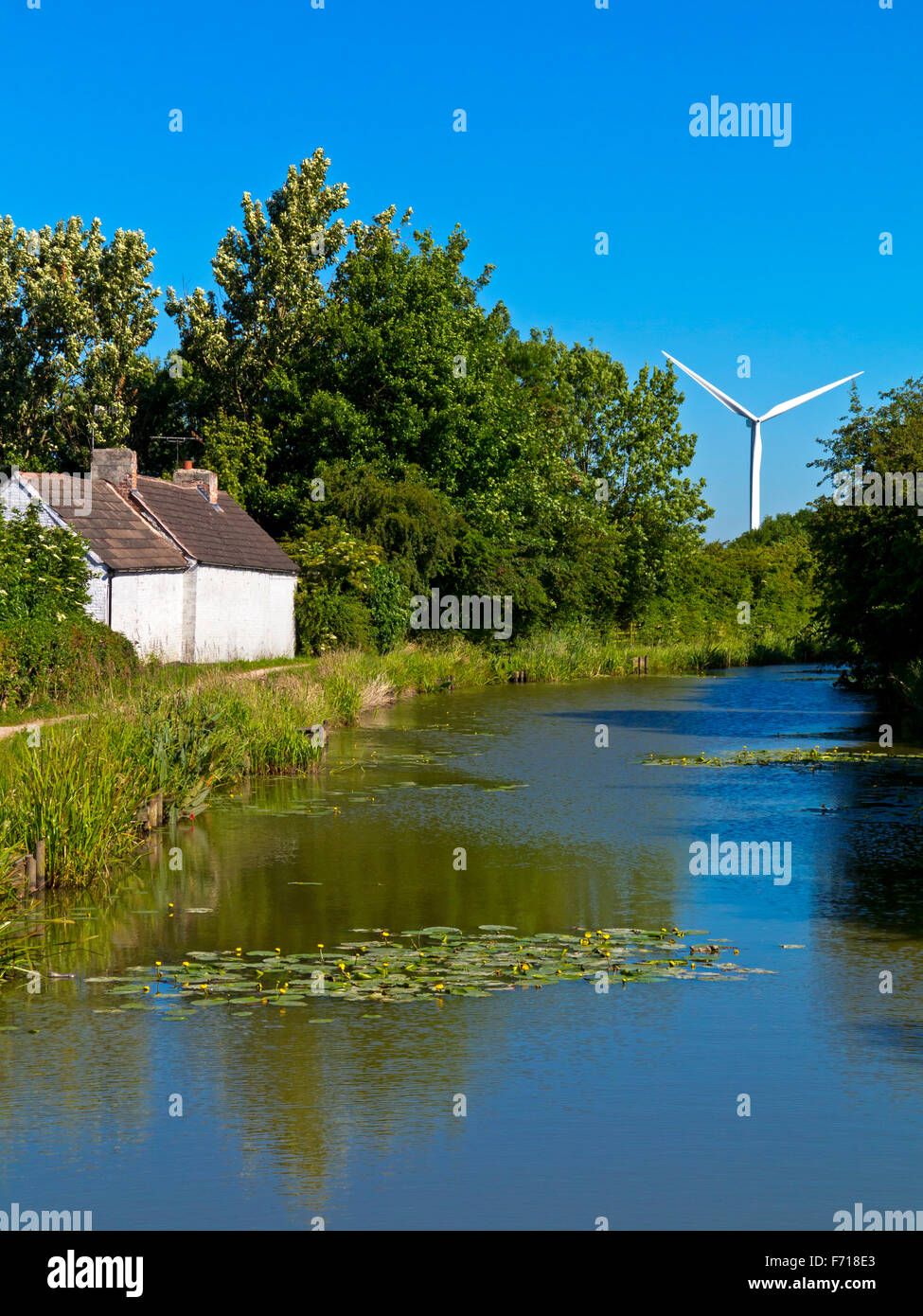 Turbina eolica e alzaia sul Nottingham Canal a Awsworth NOTTINGHAMSHIRE REGNO UNITO Inghilterra costruito 1796 e ora utilizzati per la pesca Foto Stock