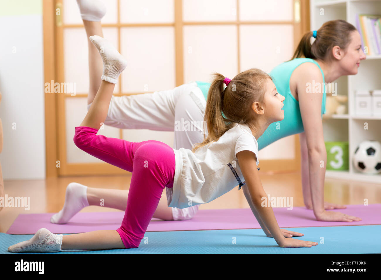 Donna incinta con il suo primo figlio facendo fitness Foto Stock