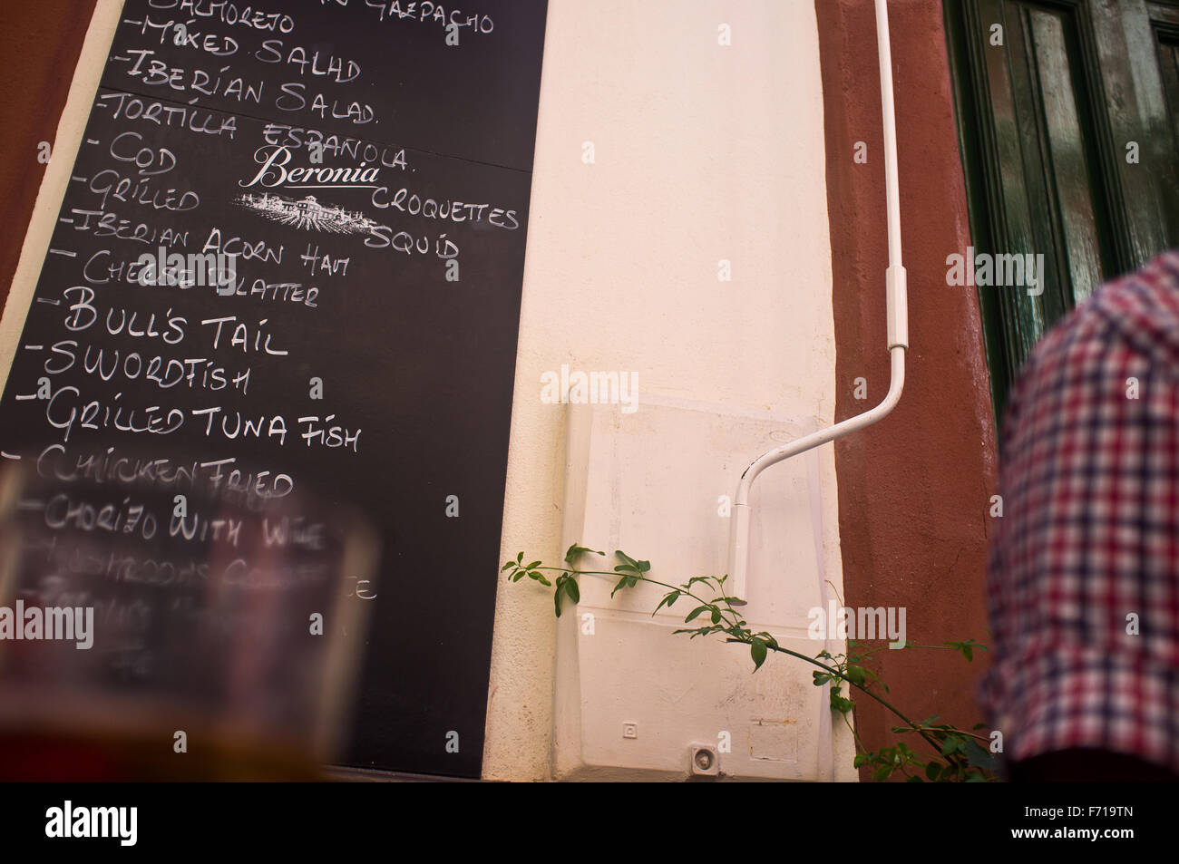 Menu sulla lavagna nella barra di Siviglia Foto Stock