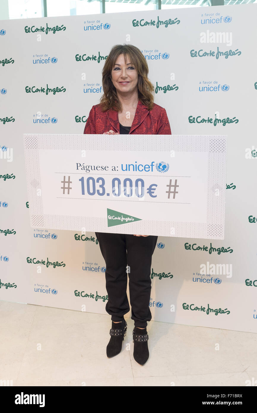 Giornalista Ana Rosa Quintana offre un assegno di € 103.000 per l UNICEF in  un centro commerciale di Madrid. Dotato di: Ana Rosa Quintana dove: Madrid,  Spagna Quando: 22 Ott 2015 Foto stock - Alamy