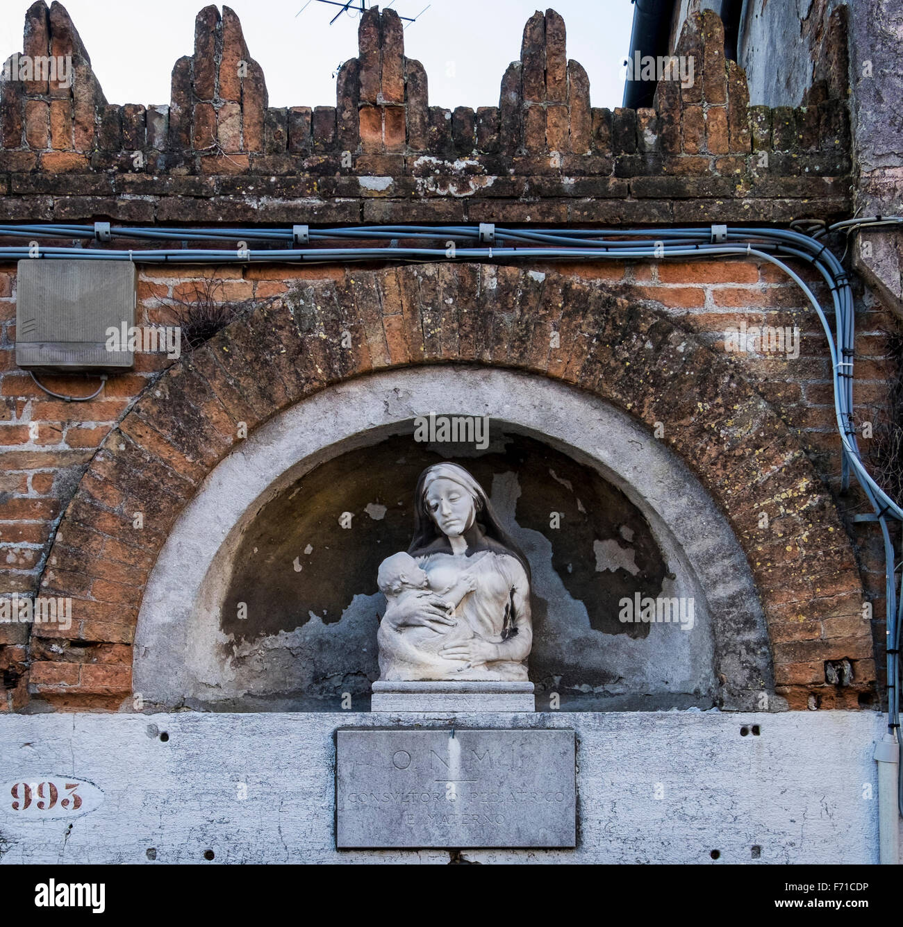 Venezia Castello, costruzione di dettaglio, la Madonna e il Bambino, muro di mattoni e una esterna del cablaggio elettrico Foto Stock