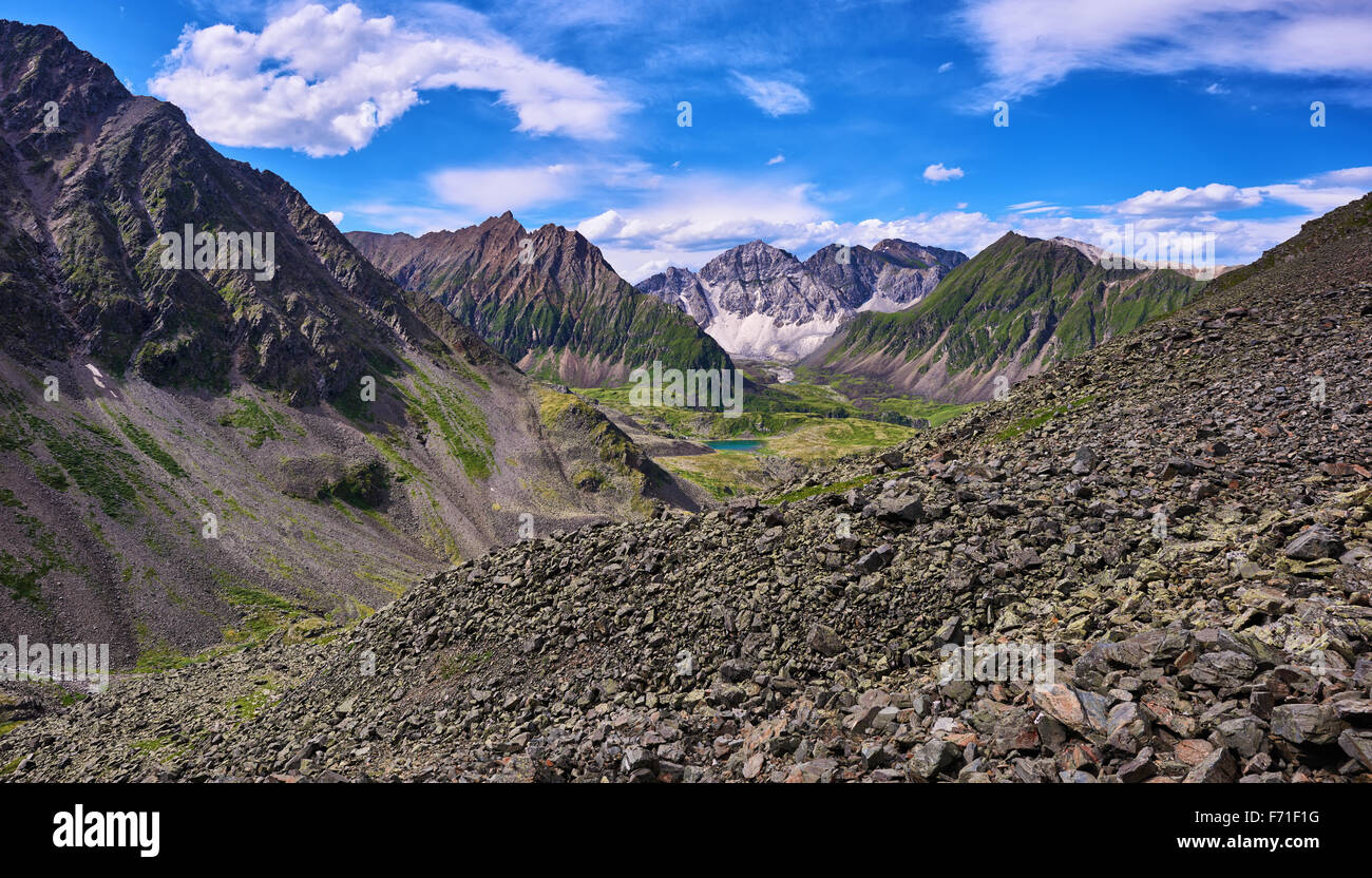 Alpine paesaggio siberiano. Vista dal Monte ghiaione valley con un lago in lontananza. Eastern Sayan. La Siberia Foto Stock