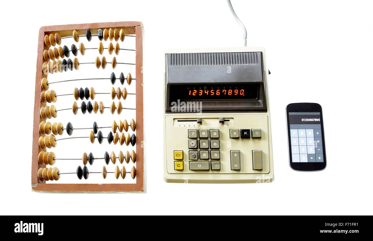 Evoluzione del calcolo abacus vintage calcolatrice e gadget moderno isolato su sfondo bianco Foto Stock