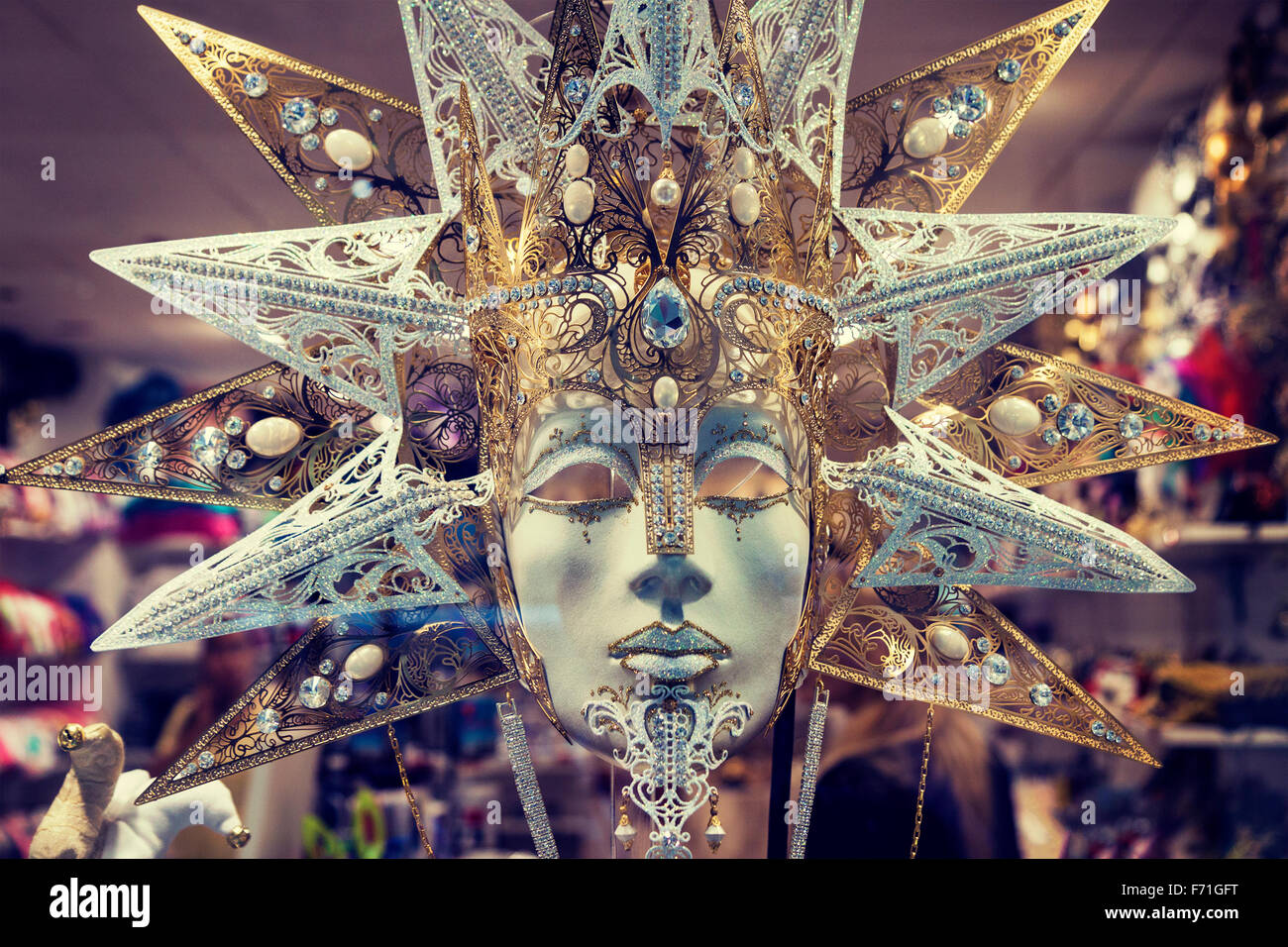 Close up di lusso tradizionale maschera di Carnevale a Venezia, Italia. processo trasversale effetto aggiunto Foto Stock