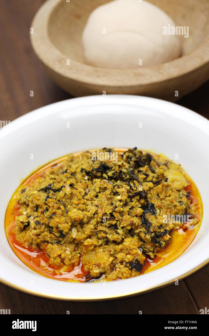 Zuppa egusi e triturare yam, cucina nigeriana Foto Stock