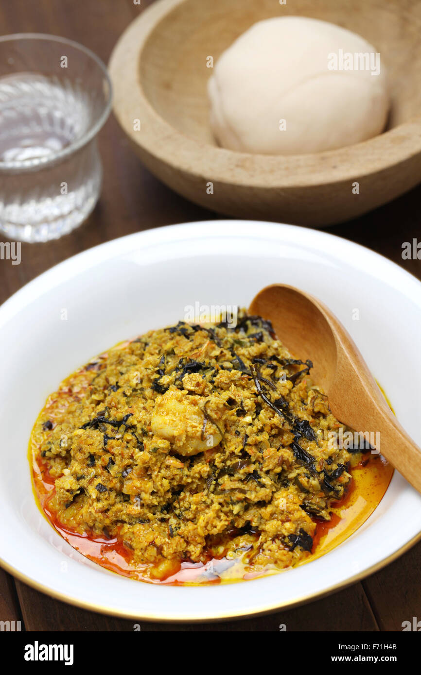 Zuppa egusi e triturare yam, cucina nigeriana Foto Stock