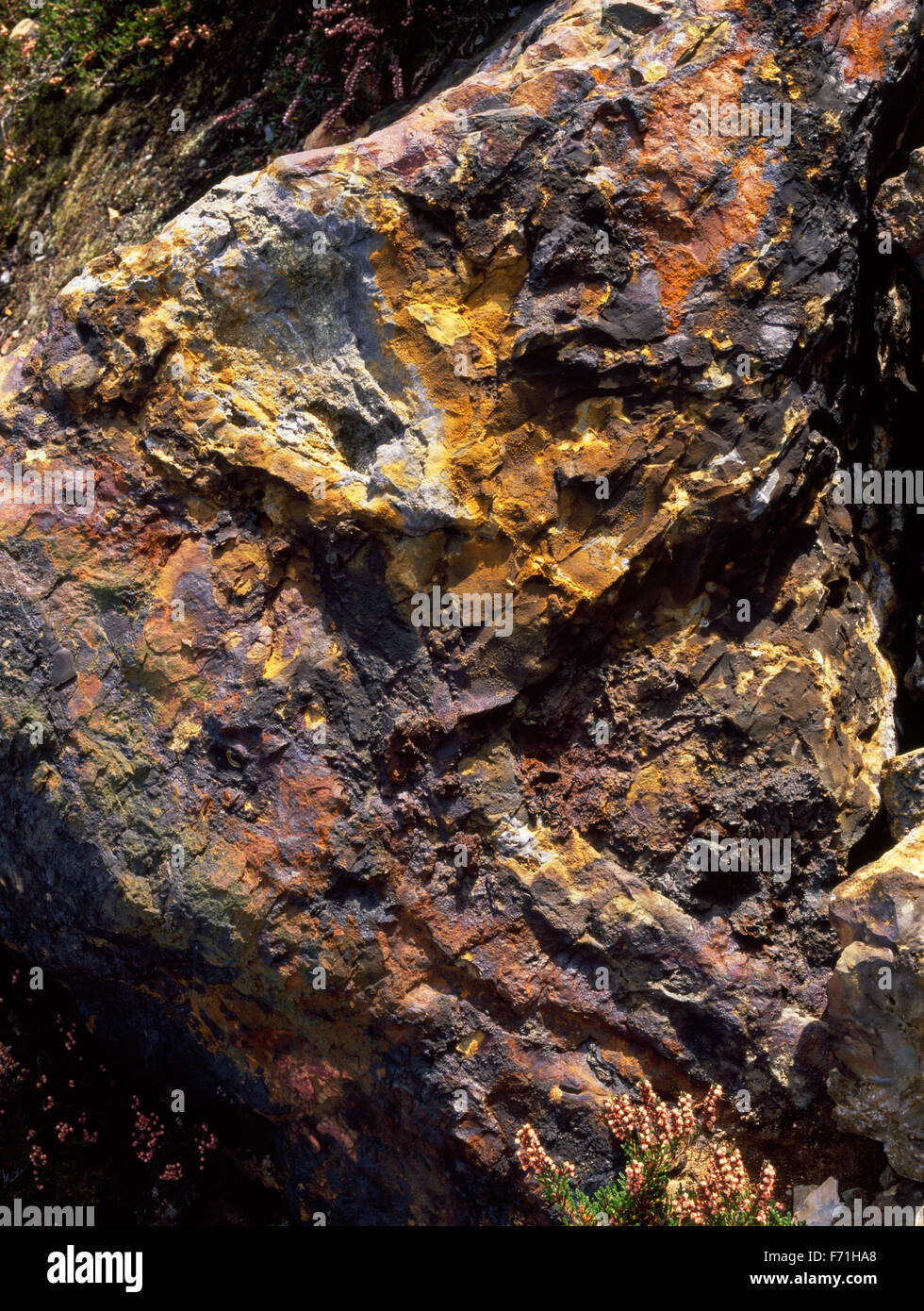 Scartato rock che mostra i colori vivaci del Parys montagna miniere di rame, Amlwch, Anglesey, Galles del Nord, Regno Unito Foto Stock