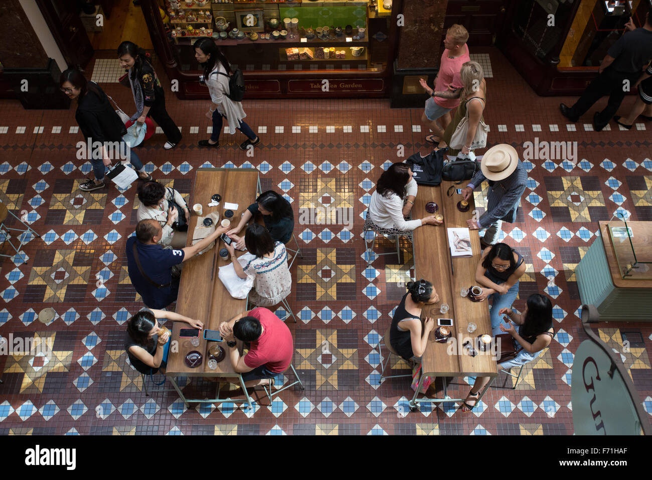 Le persone a rilassarsi gustare il tè pomeridiano di Sydney al coperto Foto Stock