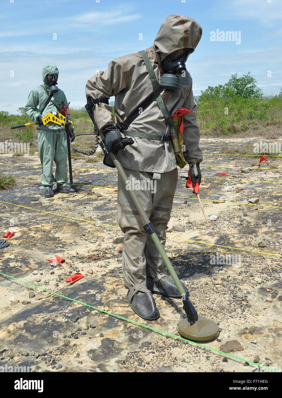 Vietnamita miniera militare spazzatrici di scansione per le munizioni inesplose lasciati dalla guerra del Vietnam durante un governo degli Stati Uniti programma finanziato 17 giugno 2011 di Da Nang City, Vietnam. Munizioni inesplose ha rivendicato 42,135 vive e feriti 62,163 persone in Vietnam da 1975 a 2000 e gli effetti del 21% del totale della massa terrestre del paese. Foto Stock
