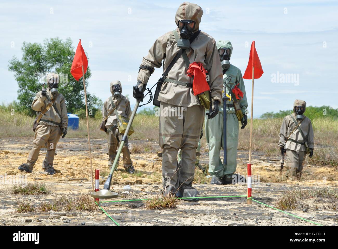 Vietnamita miniera militare spazzatrici di scansione per le munizioni inesplose lasciati dalla guerra del Vietnam durante un governo degli Stati Uniti programma finanziato 17 giugno 2011 di Da Nang City, Vietnam. Munizioni inesplose ha rivendicato 42,135 vive e feriti 62,163 persone in Vietnam da 1975 a 2000 e gli effetti del 21% del totale della massa terrestre del paese. Foto Stock