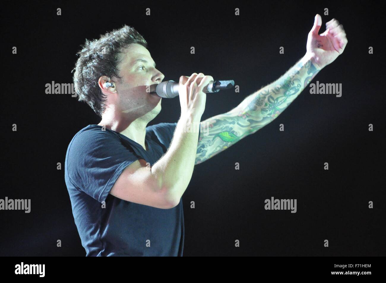 Pierre Bouvier, cantante del francese canadese rock band Simple Plan esegue durante la MTV concerto di uscita e la campagna contro il traffico di esseri umani a My Dinh Stadium 26 maggio 2012 ad Hanoi, Vietnam. Foto Stock