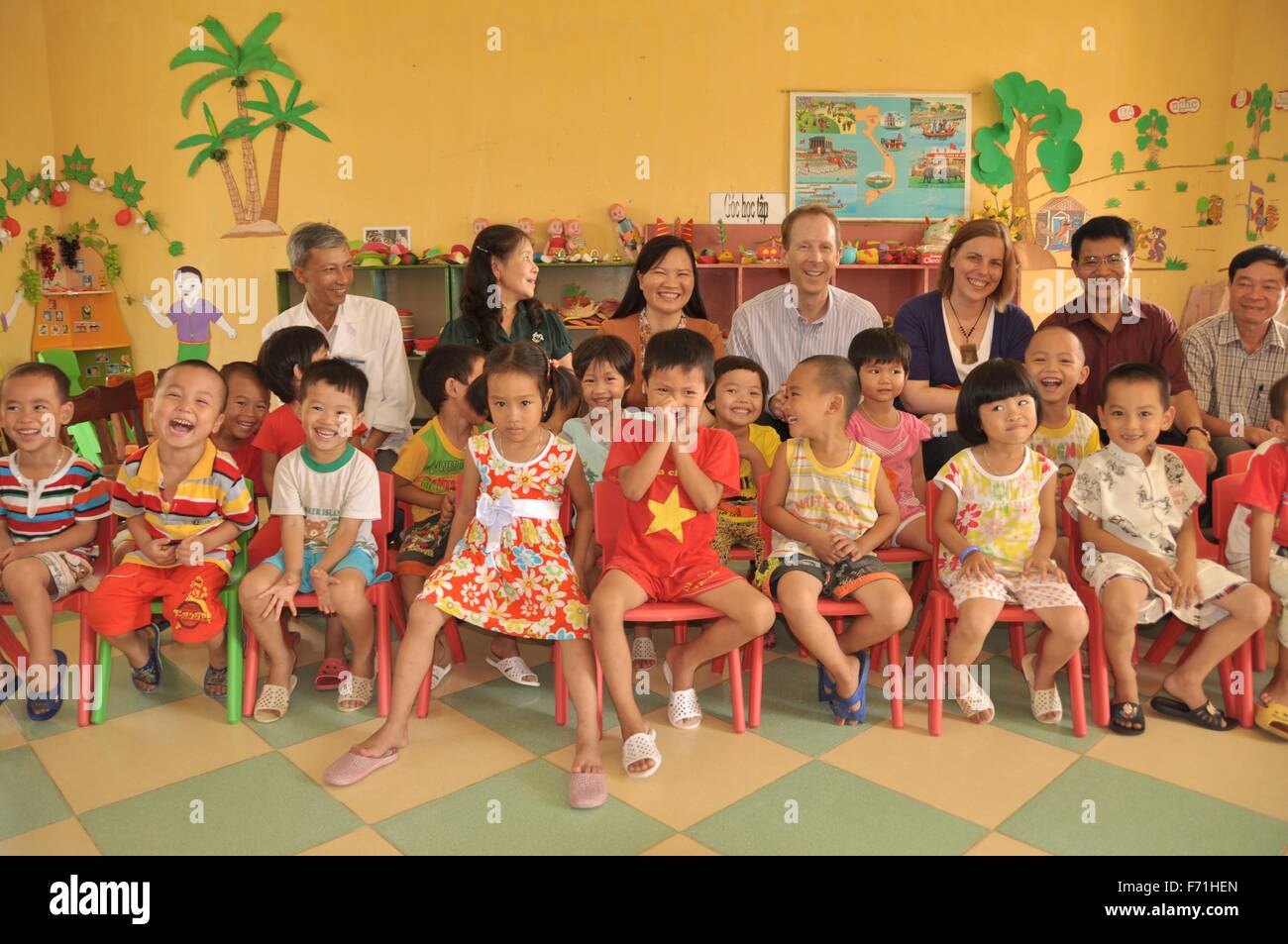 Scuola vietnamita i bambini posano per una foto di gruppo con USAID funzionari durante un deworming istruzione e farmaci progetto di distribuzione Maggio 20, 2013 in Bac Giang Provincia, Vietnam. Foto Stock