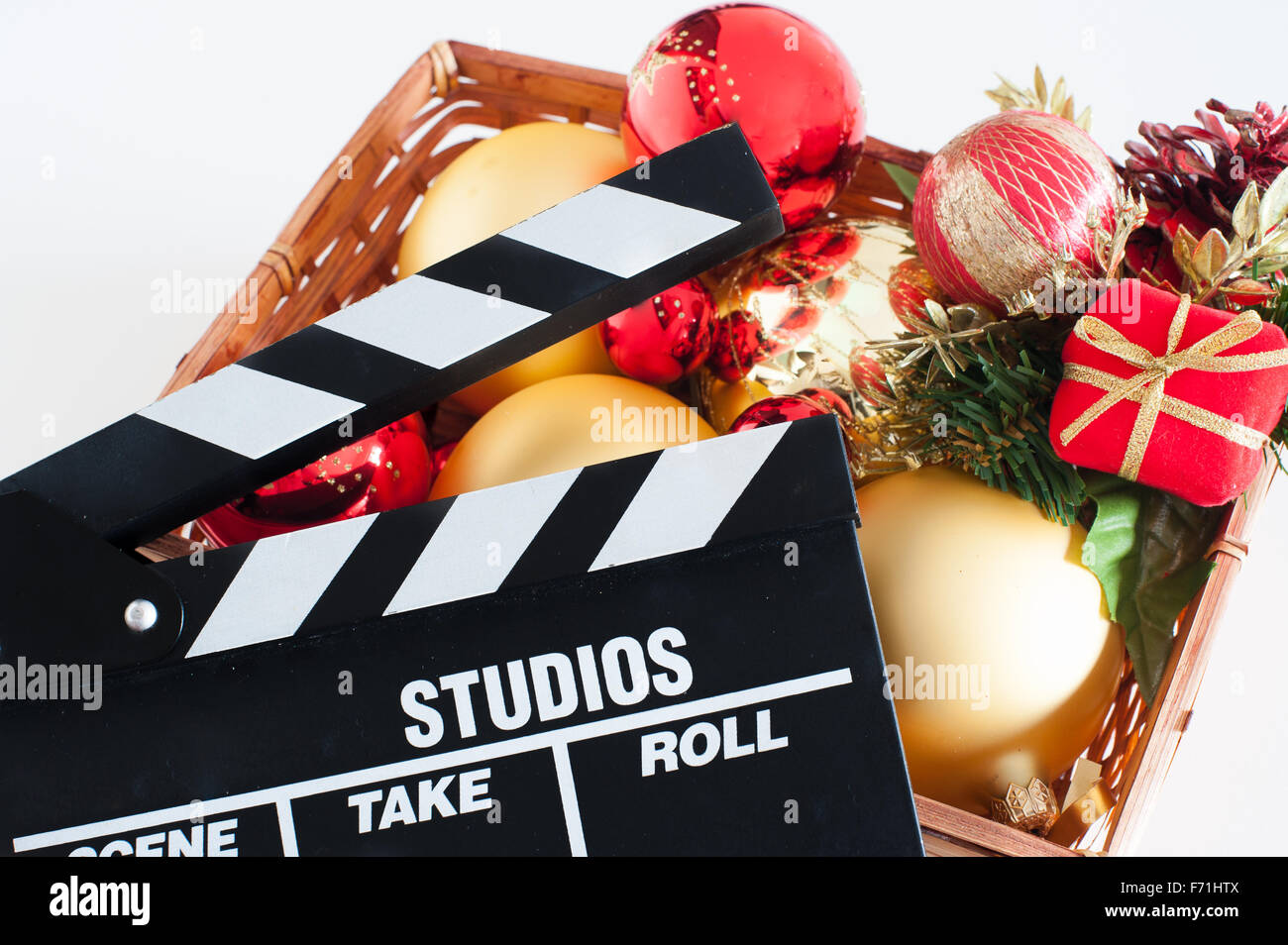 Filmato battaglio board e decorazione di Natale rosso e oro su sfondo bianco Foto Stock