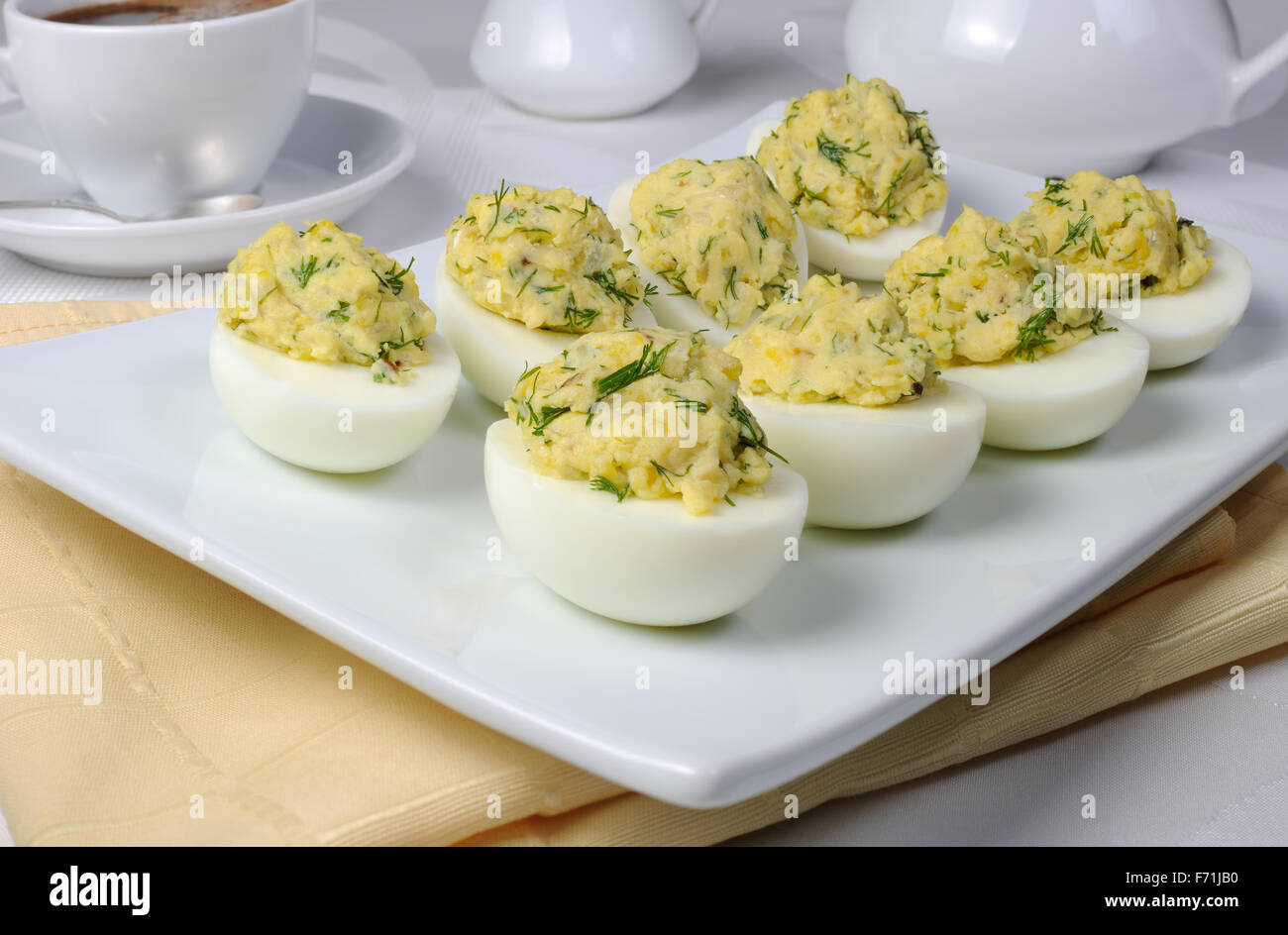 Uova ripiene con cipolle arrosto e erbe aromatiche Foto Stock