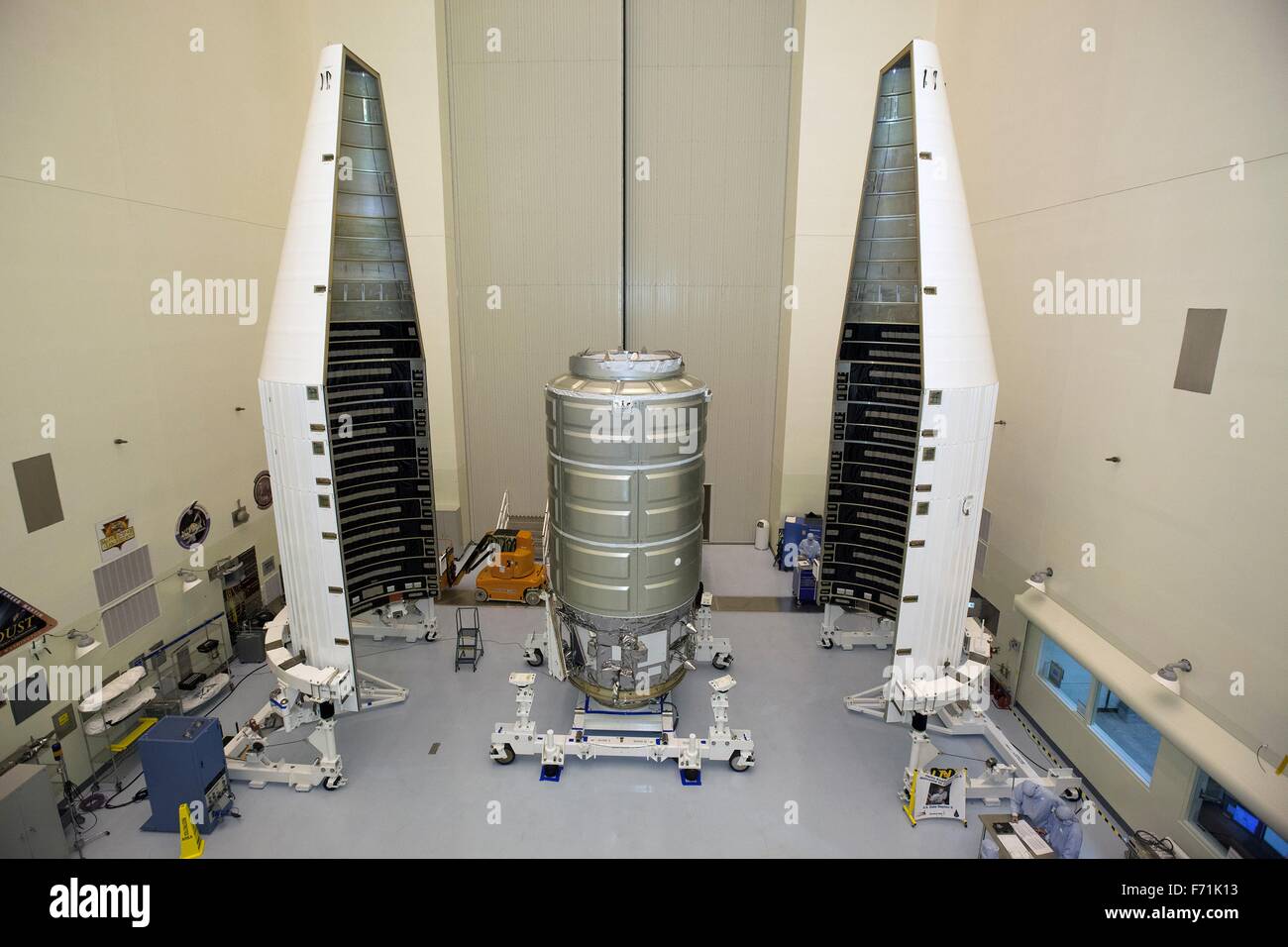 Gli ingegneri della NASA preparare per incapsulare gli orbitali ATK enhanced Cygnus navicella spaziale in un payload di protezione carenatura all'interno del payload pericoloso Impianto di manutenzione presso il Kennedy Space Center Novembre 16, 2015 a Cape Canaveral, in Florida. La carenatura fornirà una calotta aerodinamica per il veicolo spaziale come corre sulla cima di un regno lancio Alleanza Atlas V rocket in orbita su una missione per portare le forniture e le attrezzature per la Stazione Spaziale Internazionale. Foto Stock