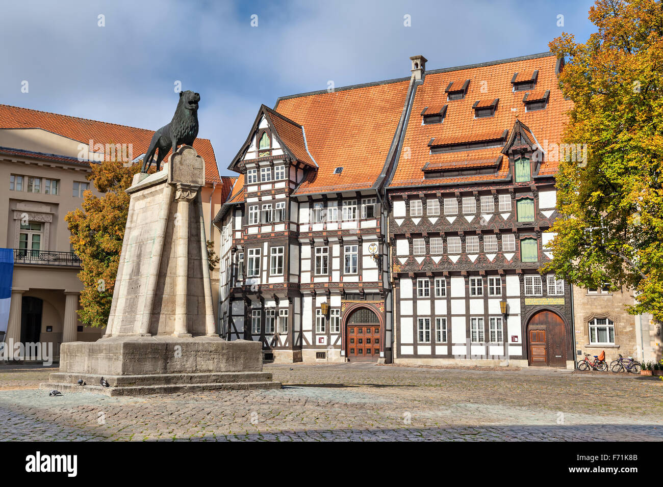 Statua di Leon e vecchi a struttura mista in legno e muratura edificio sulla piazza Burgplatz in Braunschweig, Germania Foto Stock