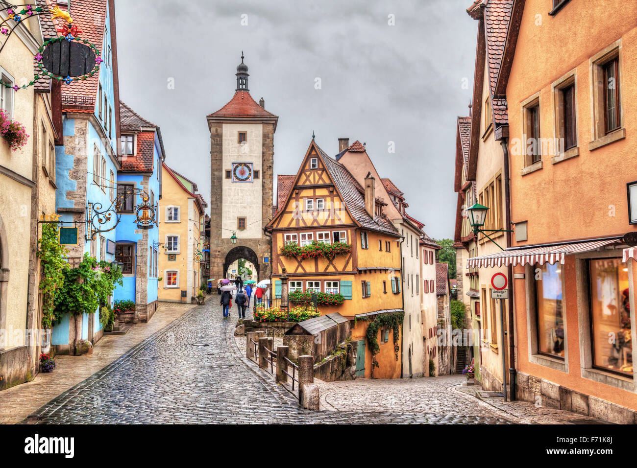 Vista pittoresca della città medievale di Rothenburg ob der Tauber in condizioni di tempo piovoso con effetto HDR, Baviera, Germania Foto Stock
