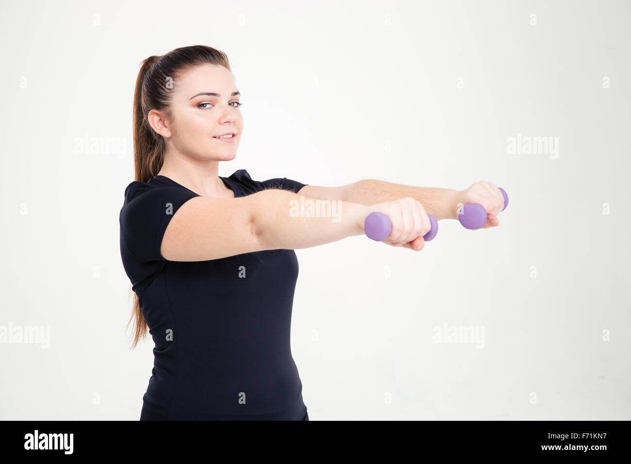 Ritratto di un sorridente donna grassa allenamento con i pesi isolato su uno sfondo bianco Foto Stock