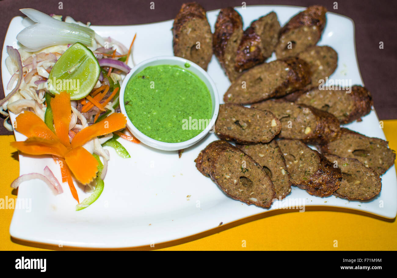 Cibo su un piatto di verdure carne bovina Foto Stock