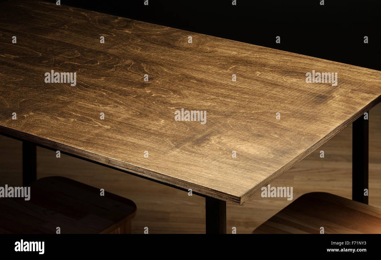 Vuoto in legno ruvido table top in camera oscura Foto Stock