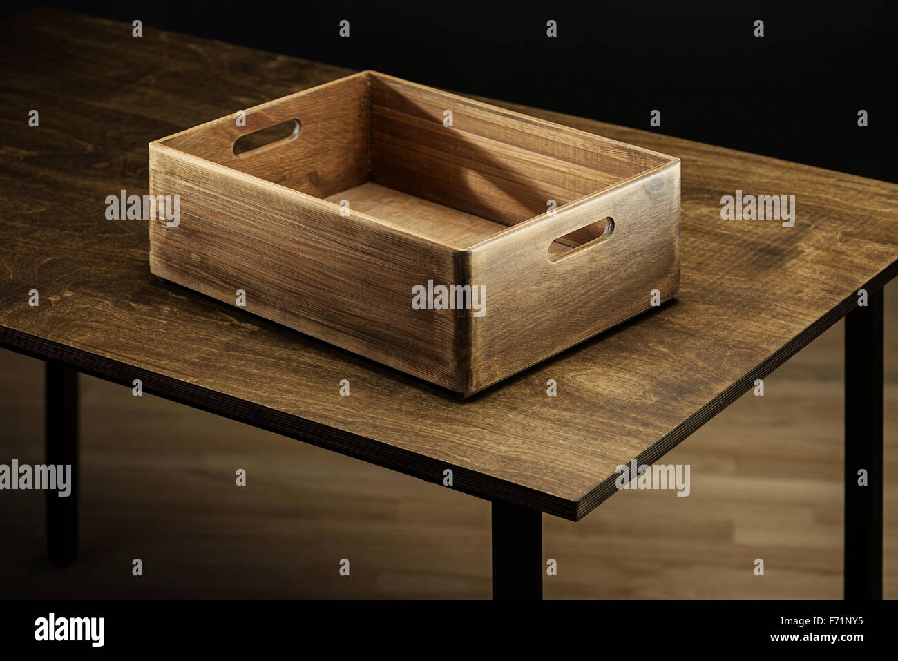 Rustico vuoto cassetta di legno sul tavolo Foto Stock
