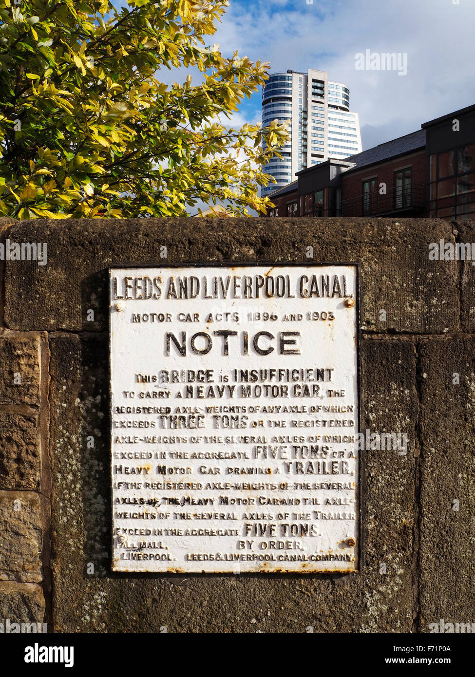 Vecchio Leeds e Liverpool Canal segno su Wharf approccio a serratura Ufficio Leeds West Yorkshire Inghilterra Foto Stock