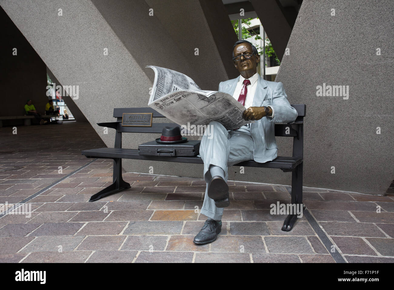 Statua di Sydney uomo leggendo il giornale John Seward Johnson Foto Stock