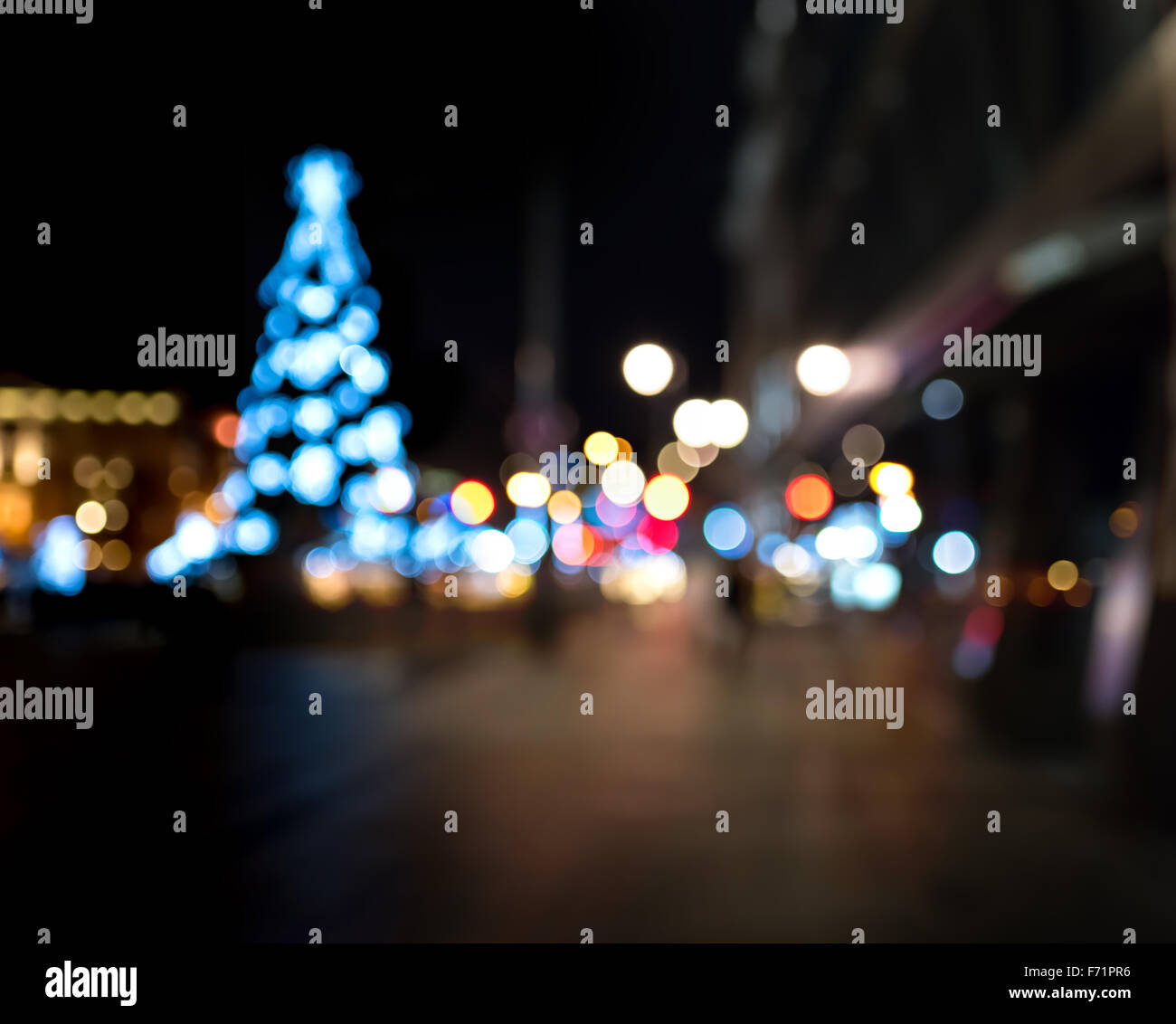 Albero di Natale in piazza della citta'. Abstract scure e sfocate background urbano. Foto Stock