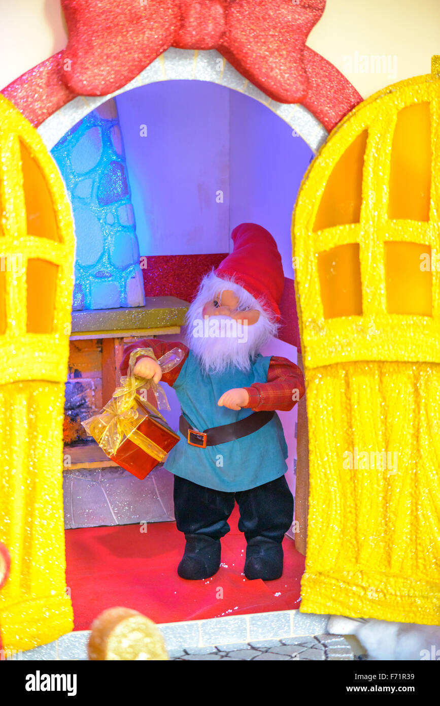 Colorata scena di Natale che sembra quasi fiabesca Foto Stock