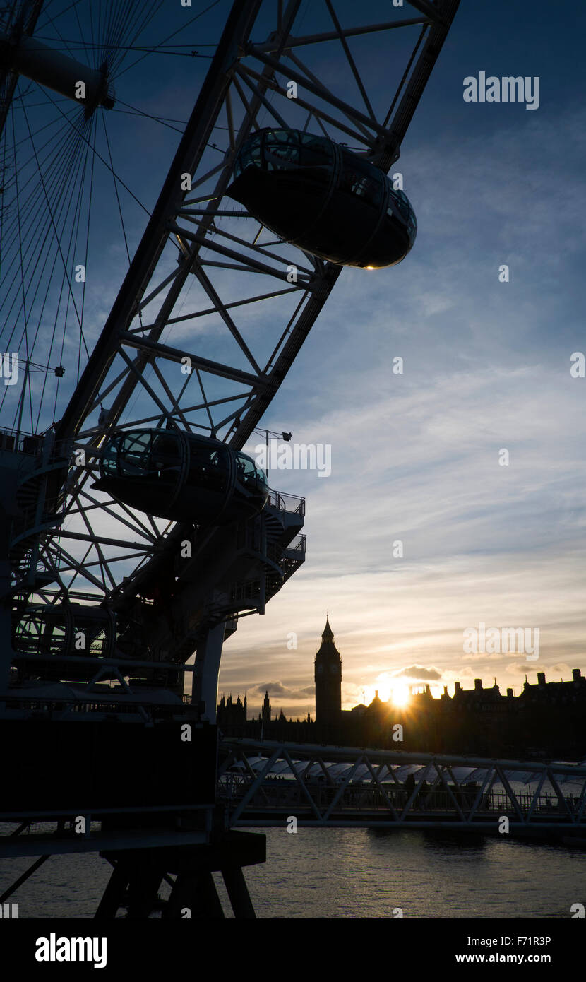 Tramonto sul Big Ben e il Parlamento con la London Eye grande ruota in primo piano Foto Stock