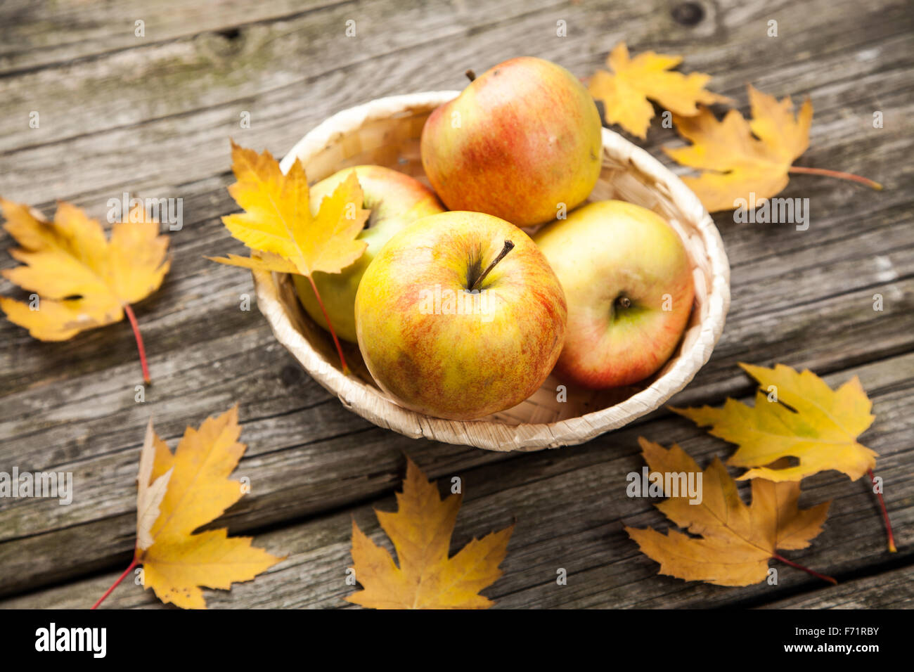 Cesto di mele Foto Stock