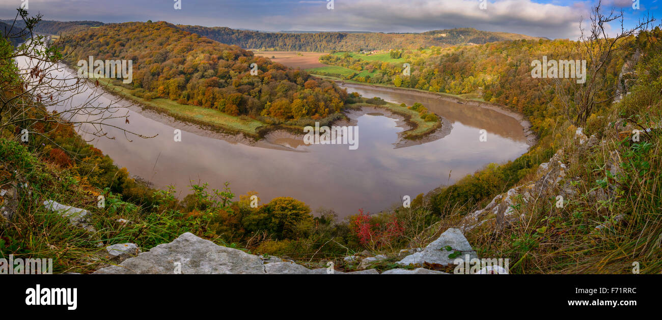 Vista del fiume Wye da WINTOURS LEAP. WYE VALLEY autunno del confine tra Inghilterra e Galles, GLOUCESTERSHIRE E MONMOUTHSHIRE REGNO UNITO Foto Stock